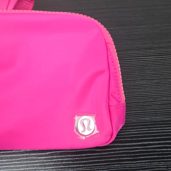 Lululemon Everywhere Belt Bag Sonic Pink 1L New With Tags - Picture 5 of 12